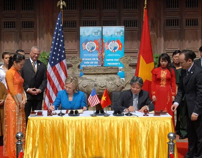 Bộ trưởng Bộ Tư pháp Hà Hùng Cường (phải) và Ngoại trưởng Hillary Rodham Clinton ký khung hợp tác đối tác giữa Chính phủ 2 nước trong lĩnh vực phòng chống HIV/AIDS.